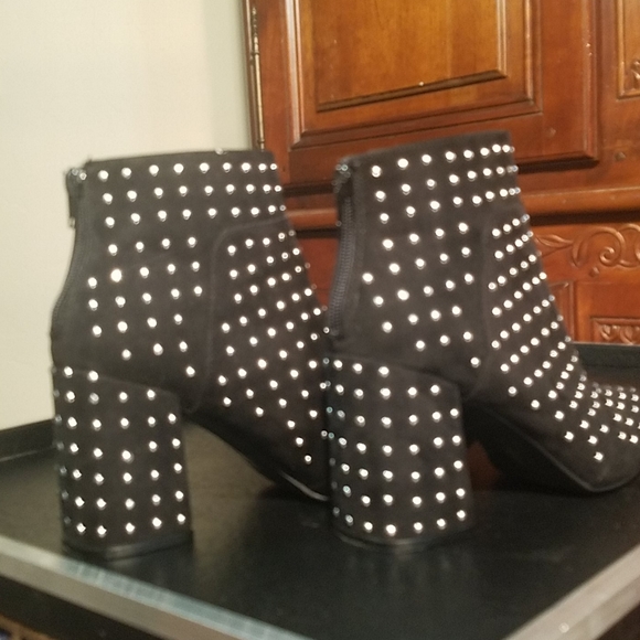 CHIC Size 8.5 QUPID STUDDED BLACK BOOTIES
